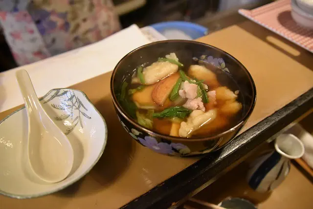 上品なお出汁の味をたっぷり吸った贅沢なすいとん|はつね