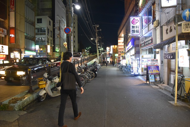 そして、ヨモギー氏は夜の街へ消えて行く