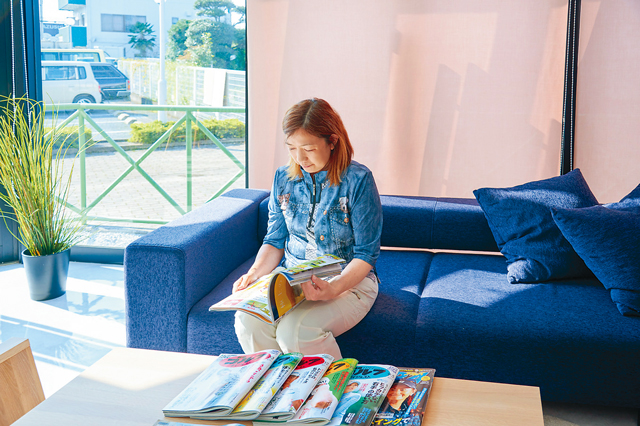 リビング古河のラウンジにならぶ豊富なゴルフ雑誌。管理会社のスタッフが毎週最新のものに差し替えてくれる