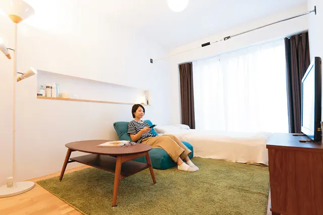 白い壁が爽やかな印象のbiblion高瀬川の居室。ニッチ棚付きで小物の収納にも便利