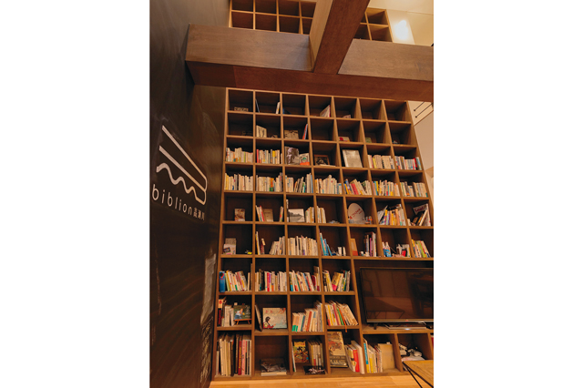 圧倒的な存在感を放つbiblion高瀬川の巨大本棚