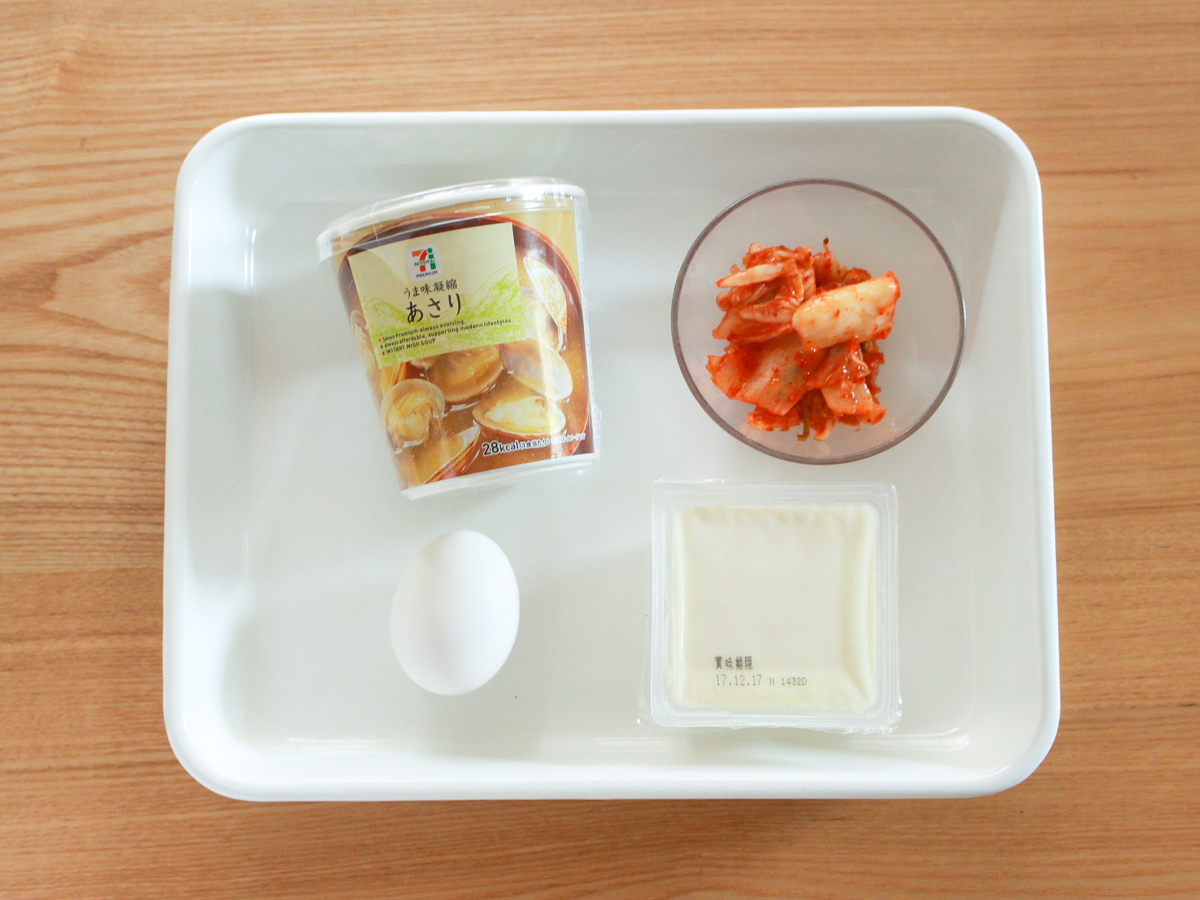 あさりの味噌汁+絹ごし豆腐+卵黄+キムチで即席スンドゥブチゲ