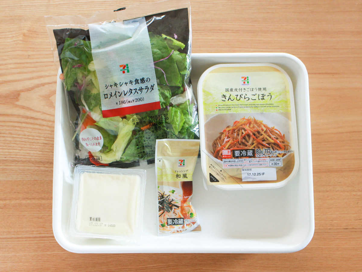 カットサラダに絹ごし豆腐ときんぴらごぼうを乗せて、和風ドレッシングをかけるだけ!豆腐のまんぷくサラダ
