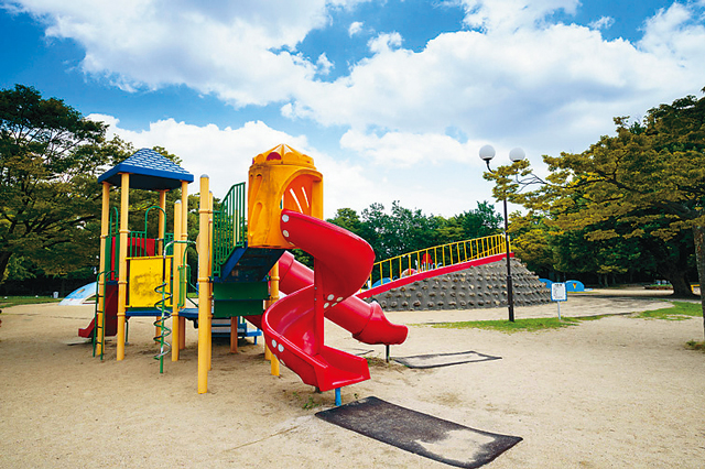 大濠公園は、児童遊園やボートハウス、美術館、日本庭園など施設も充実