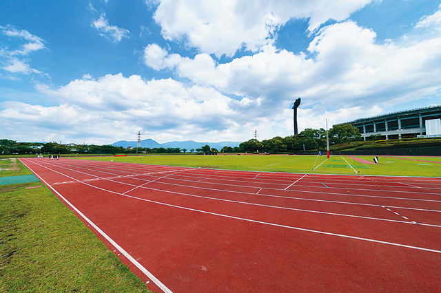 東平尾公園の広々としたトラック