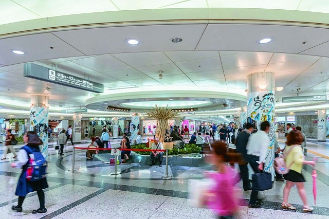 栄地下街の中央広場で、名古屋では有名な待ち合わせスポット