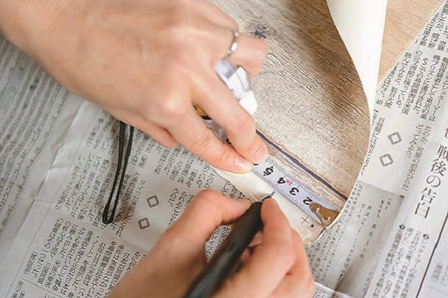 ベニヤ板の四隅に印を入れる。ここが折り返す部分になる