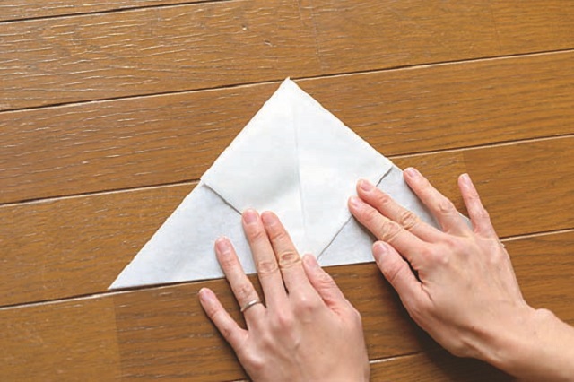 5．両端を中央に向けて折る。裏面も同様に折る。