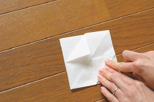 6．角を中央に向けて折る。裏面も同様に折る。
