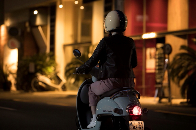 暗い夜道もスクーターでスピーディーに移動すれば怖くない