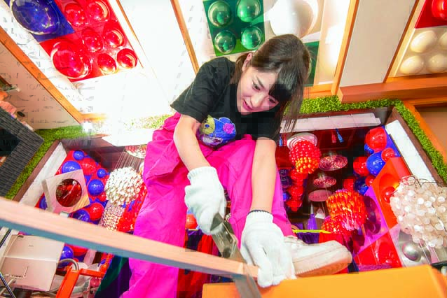 まっすぐ切るのが難しい!|神谷えりな×折りたたみ式ミニテーブル