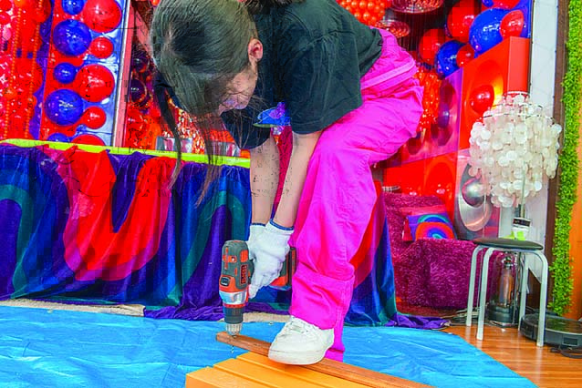 ②電動ドライバーでねじ穴を開ける|神谷えりな×折りたたみ式ミニテーブル
