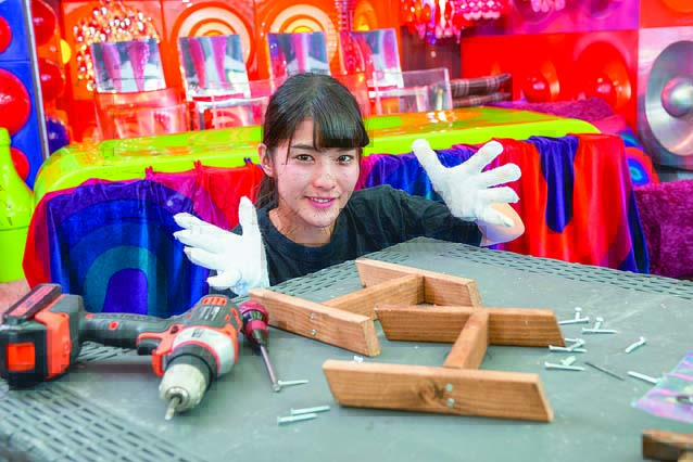 ドライバー操作も慣れてきた様子の神谷えりなさん|折りたたみ式ミニテーブル