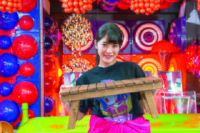 「作りきったよ!すごい達成感!」と喜ぶ神谷えりなさん|折りたたみ式ミニテーブル