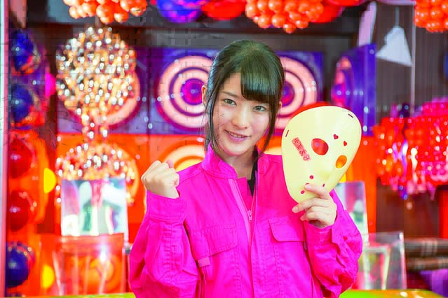 「がんばるぞ~!」と気合い十分の神谷えりなさん|折りたたみ式ミニテーブル
