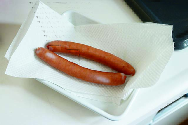 ドトール風にするには、ソーセージの水分をしっかり取り除いてから挟むのがポイント|ドトールコーヒー風のジャーマンドック