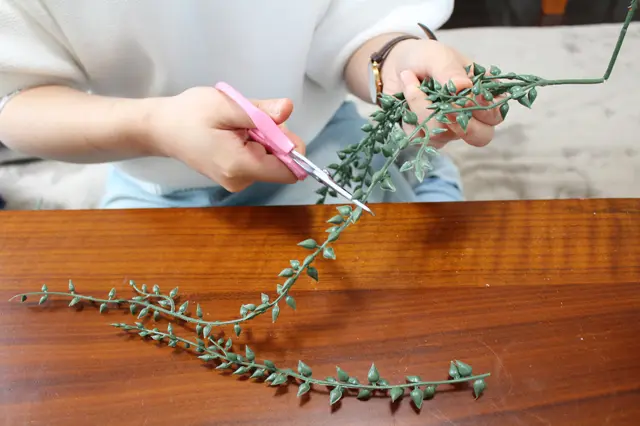 サイズが大きすぎるグリーンは、はさみで小さく切っていく