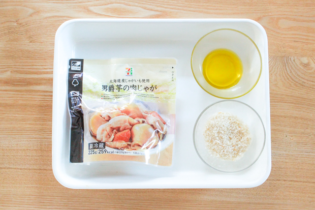 肉じゃがにパン粉とオリーブオイルをまぜたものをかけて焼けば、肉じゃがスコップコロッケに！