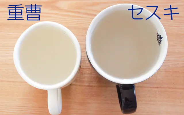 熱湯をコップに注いだ。左が重曹、右がセスキ