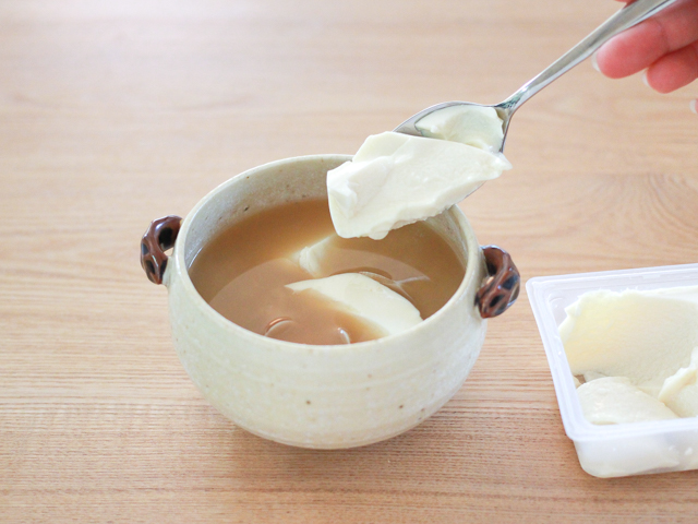 器に①を移し、豆腐をスプーンですくい入れる。豆腐は食べやすいサイズに