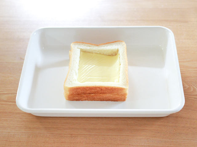 ③．【A】の食パンに【B】の食パンをのせ、くり抜いた部分にとけるチーズを押し入れる