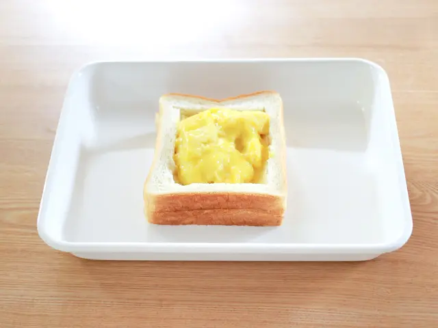 さらに、あふれないよう丁寧に②をのせる。残ったスープは加えない