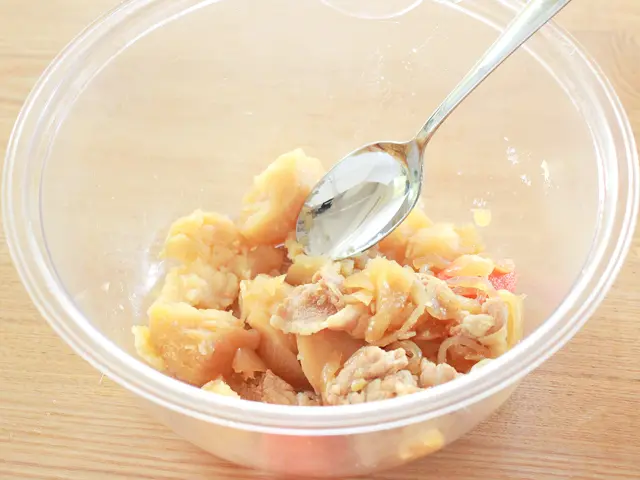肉じゃがをスプーンなどで粗くつぶす。具材はつぶし過ぎなくてもOK(肉じゃがスコップコロッケ)
