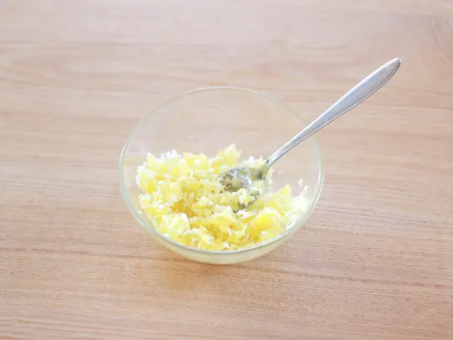 パン粉とオリーブオイルを混ぜる。分量を間違わないよう注意(肉じゃがスコップコロッケ)