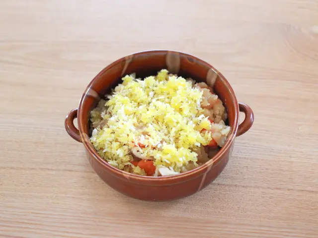 つぶした肉じゃがに③をまんべんなくかけよう(肉じゃがスコップコロッケ)