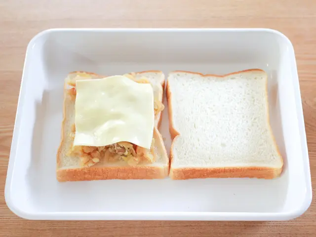 食パンにつぶした肉じゃがをこんもり盛ろう!(ホットサンド)