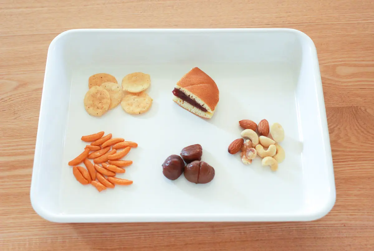 用意したのはミックスナッツ、柿の種、むき甘栗、黒胡椒せん、どら焼き。意外な食材もチョコレートで固めてみよう!