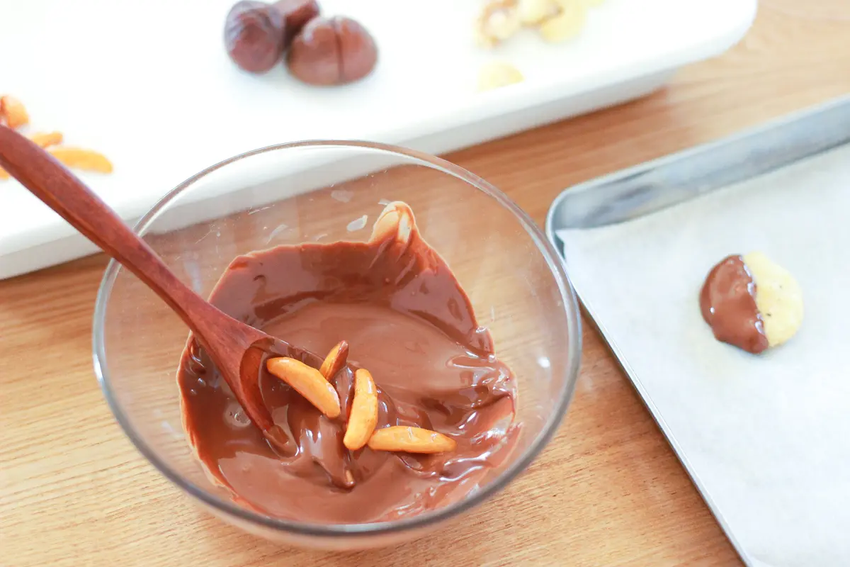 溶かしたチョコレートを絡め、オーブンペーパーの上に並べて固める