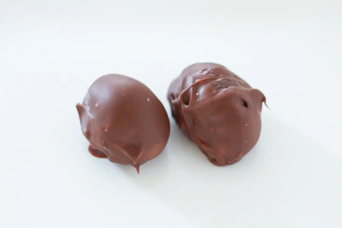 チョコに絡めただけで、オシャレなマロンチョコのできあがり