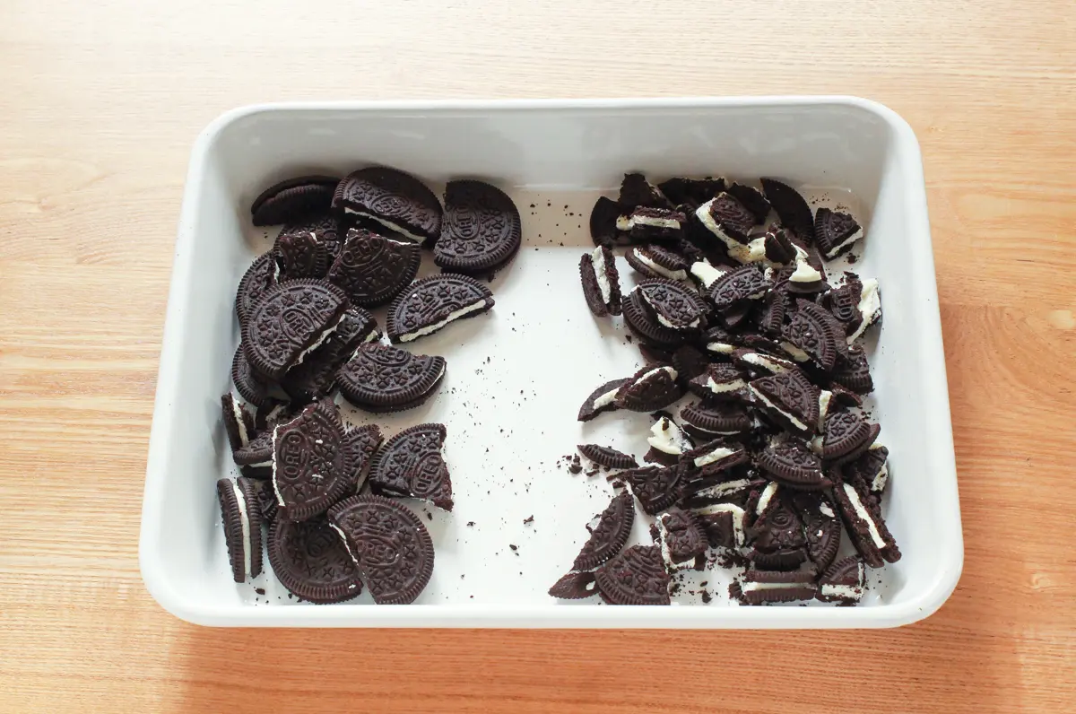 オレオは半分に分け、それぞれ違う大きさに砕く|オレオのチョコレートファッジブラウニー