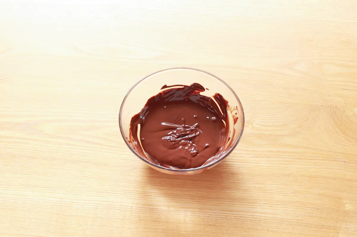 電子レンジでチョコレートを溶かす|オレオのチョコレートファッジブラウニー