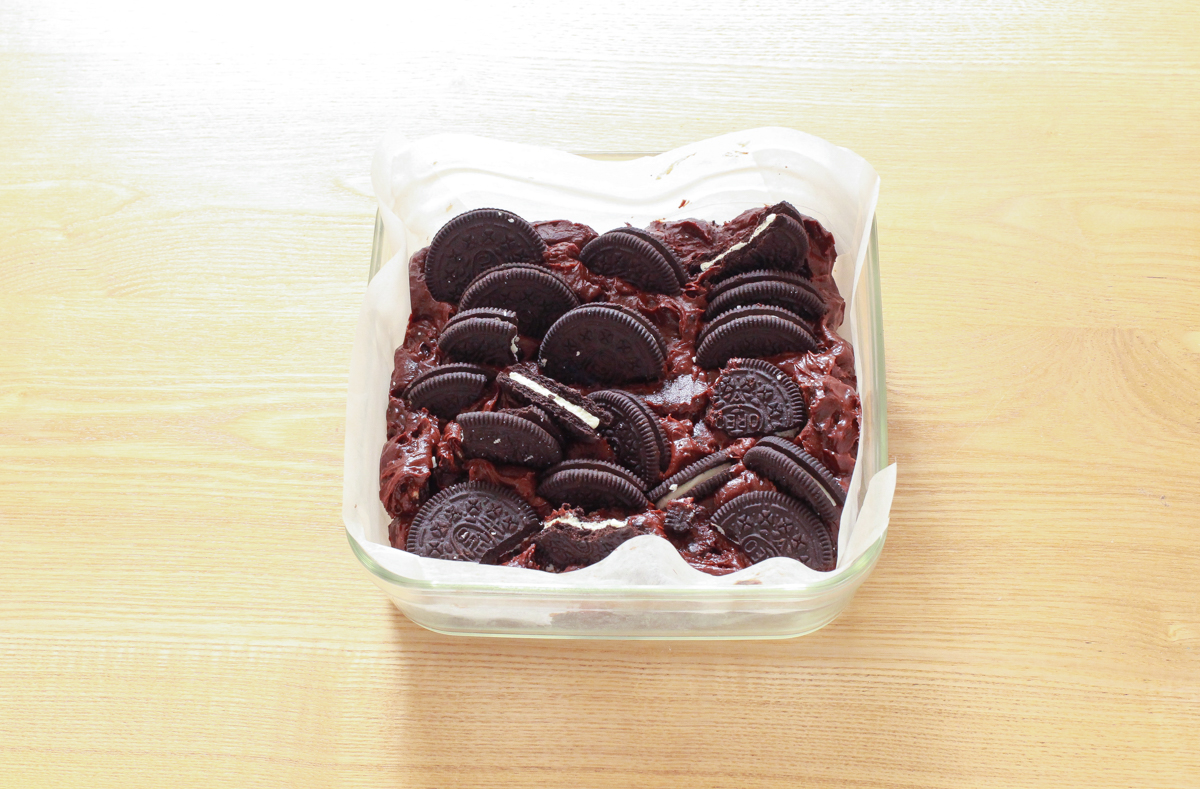 型に流して残りのオレオを乗せてオーブンで焼く|オレオのチョコレートファッジブラウニー