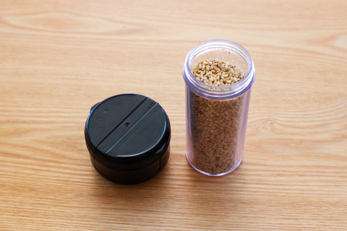 使い方は至ってカンタン! 中にごまを入れて…… 卓上ごますり器|キャンドゥ