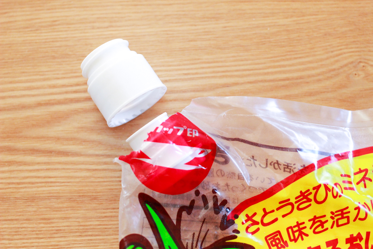 切り口にキャップの下部分を入れ、上部分をはめ込む どこでもキャップミニ|キャンドゥ