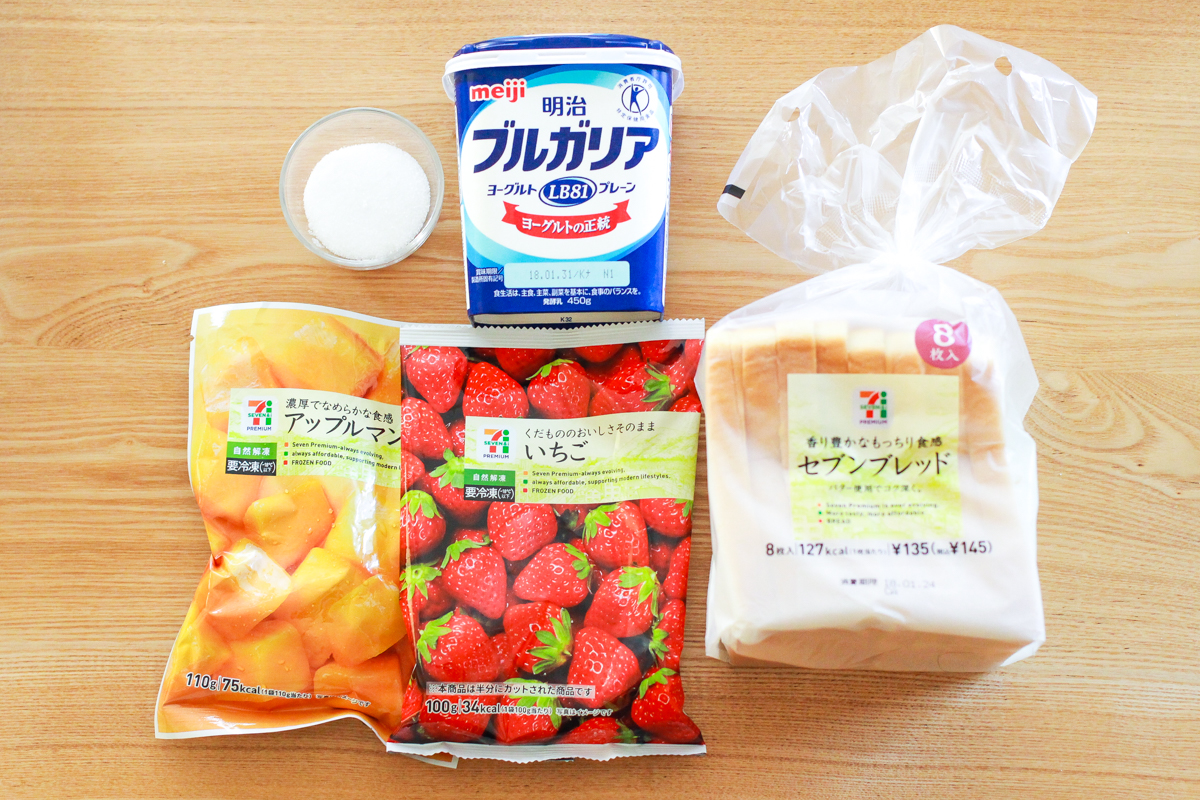 食パン+ヨーグルト+砂糖+いちご(冷凍)+アップルマンゴー(冷凍)でフルーツ恵方ロール