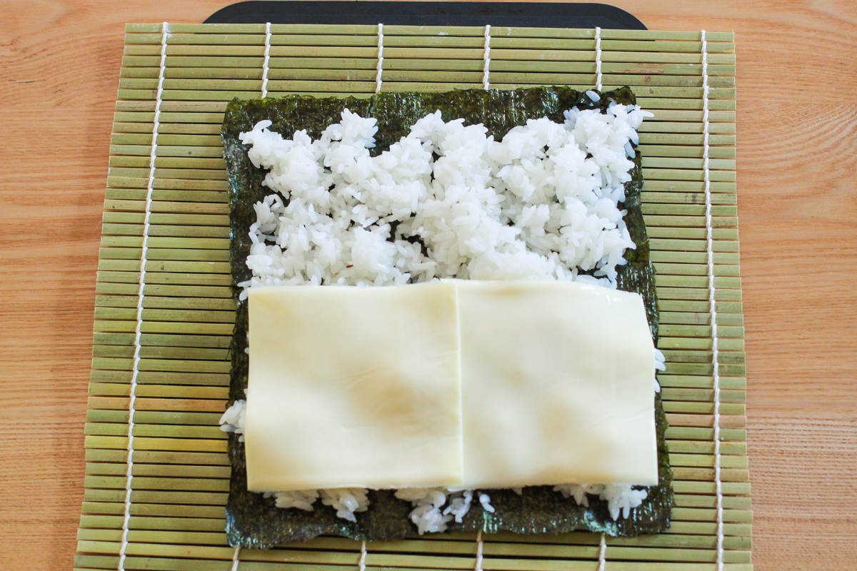 恵方巻きを作る際は、ごはんを欲張りすぎて乗せすぎないように