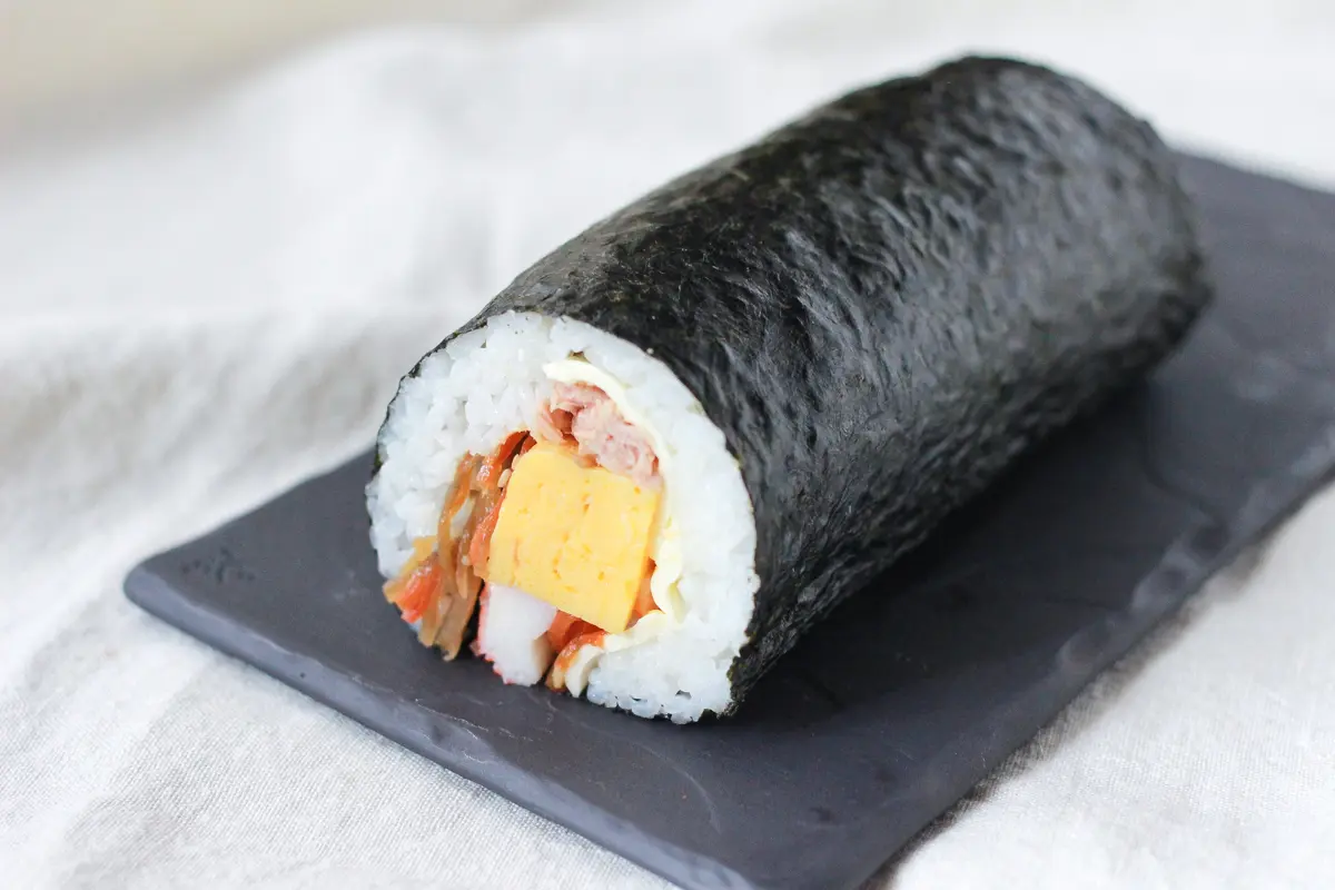 コンビニ惣菜でラクラク恵方巻きの出来上がり!