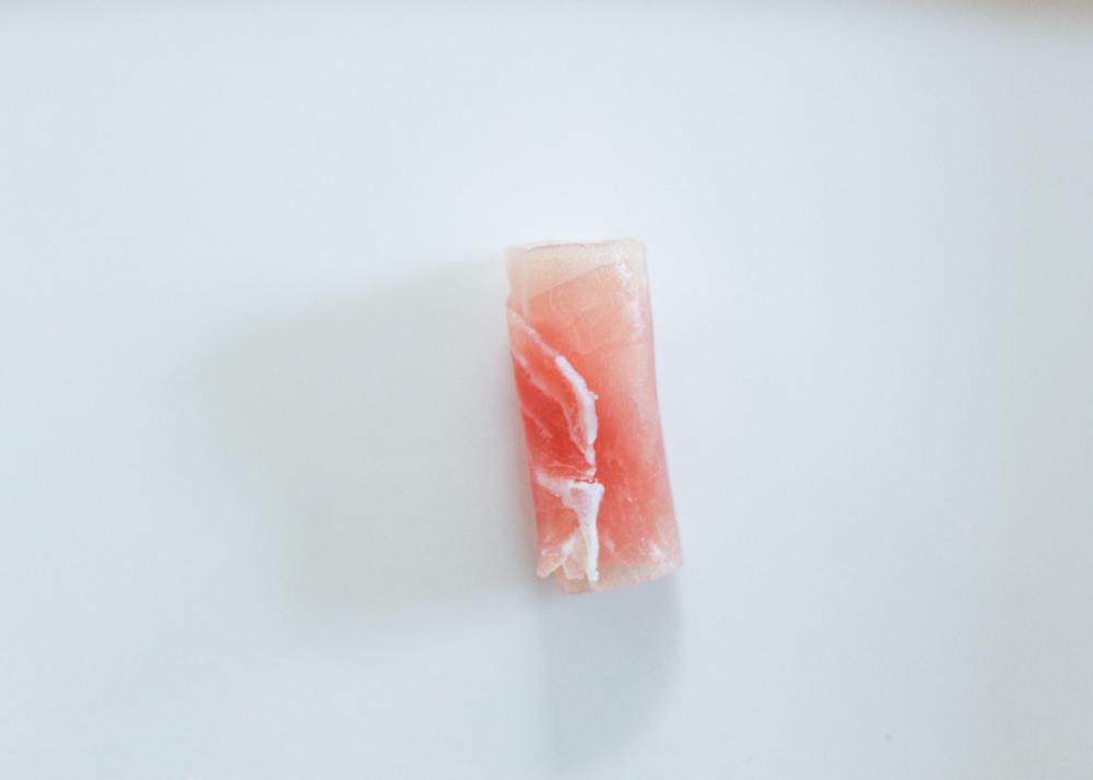 まずはバラの芯を作る|ちらし寿司ケーキ