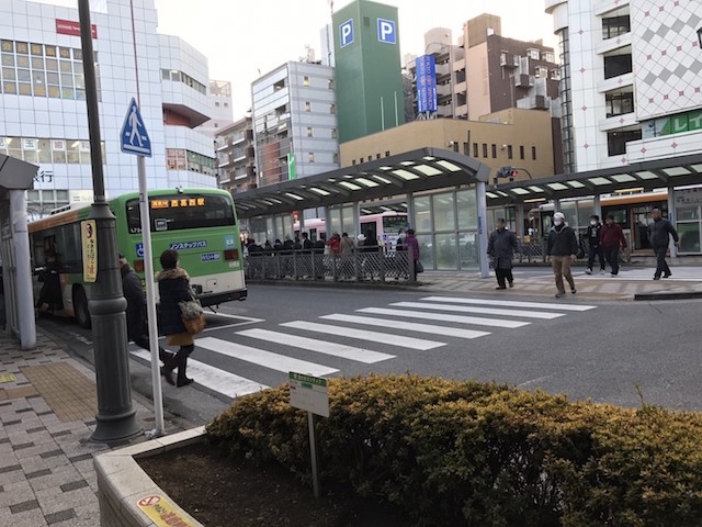 西葛西駅南口のバスロータリーはバスだらけ。どうやら西葛西の人たちは電車と同じくらいバスを利用するようだ
