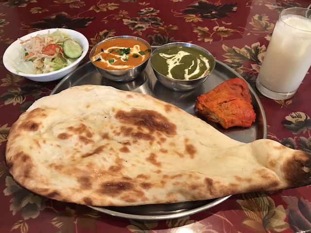 Bランチは好きなカレー2種、ナン、タンドリーチキン(半サイズ)、サラダ、ドリンクが付いて930円|スパイスマジック カルカッタ 本店