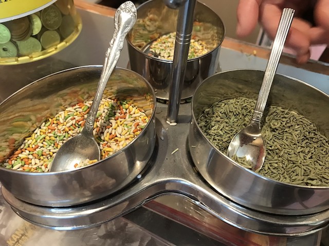 食後はレジ横に置かれたフェンネルシードでお口直しを。清涼感バツグン!|スパイスマジック カルカッタ 本店
