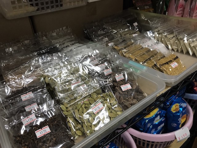 各種スパイスも格安でゲットできる。種類が多すぎて、なかには何に使うのかわからないものも|スワガット インディアン バザール