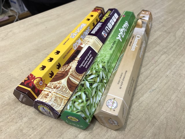 散歩土産に4箱購入。1箱に15本入っていた。お得すぎる|TWVS FOODS