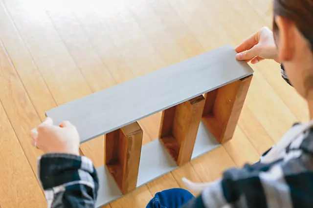 まずはふわっと貼り付けよう|セリアの商品で作る小物入れ