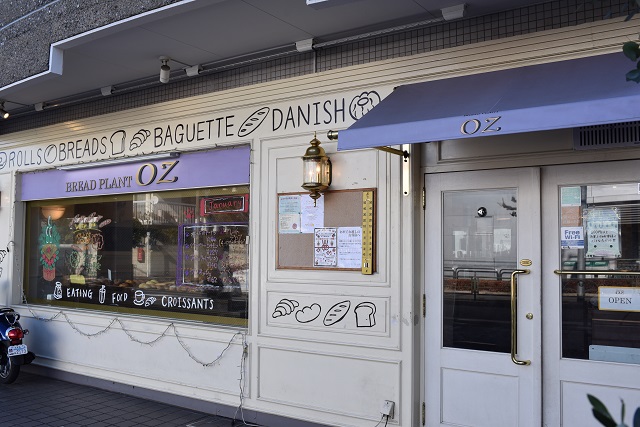 パリの街角が似合いそうな外観|ブレッドプラントオズ 八雲本店