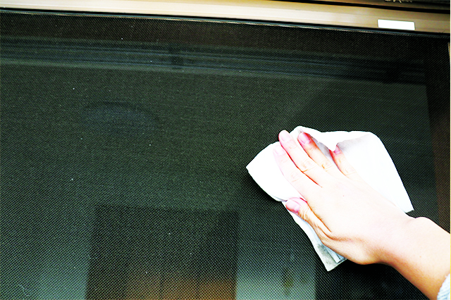 ひと拭きしてみると、網目に詰まっていた汚れがスッキリ!|網戸用おそうじシート(ダイソー)